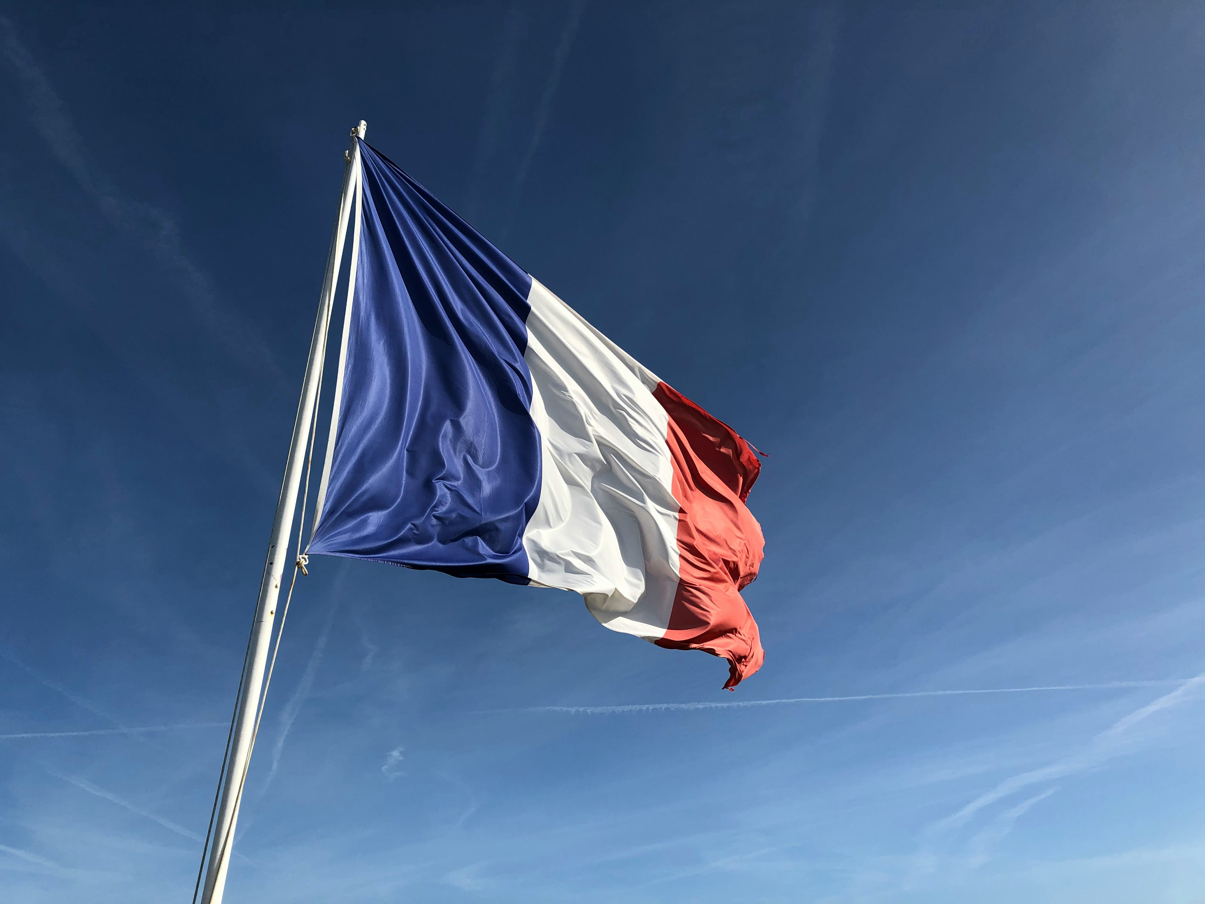 Drapeau de la France sous un ciel bleu pays où est née la fête de la musiqe