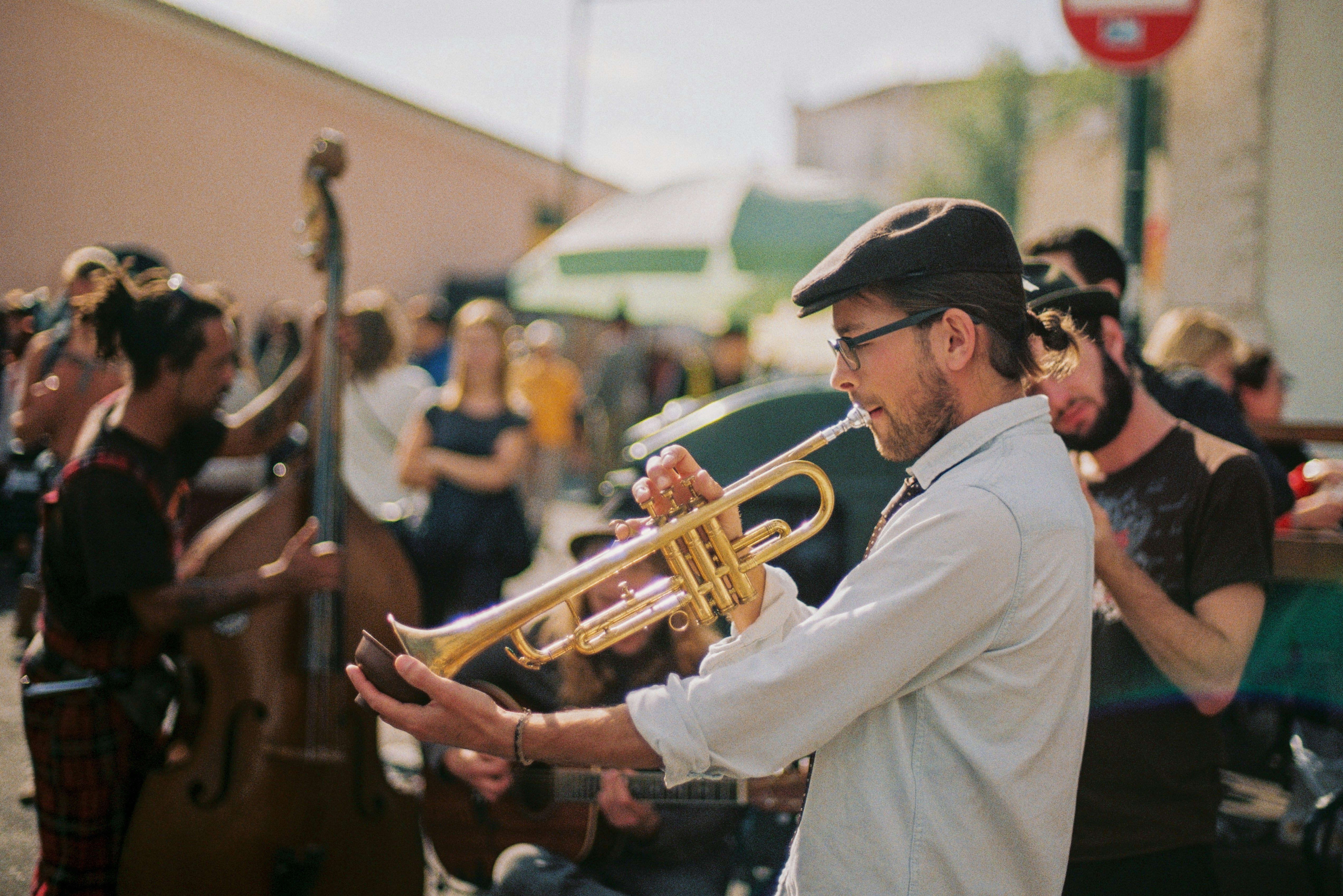Homme jouant de la trompette pour la fête de la musique